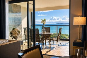 Presidential 2 bedroom suite, sea view | Coin séjour | TV connectée
