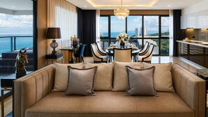 Een moderne hotelkamer met een ruime bank, een eethoek en uitzicht op de stad.