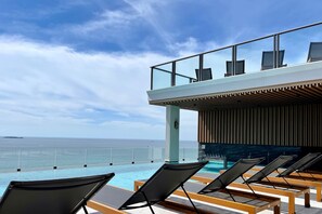 室外游泳池，提供日光浴躺椅