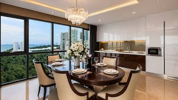 Grande Deluxe 2 bedroom Seaview suite | Living area | Smart TV