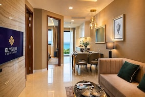Executive Club Ocean Front 56m2 | Vardagsrum | Smart-tv