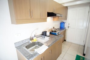 Kjøleskap, mikrobølgeovn, vannkoker og kjøkkenutstyr