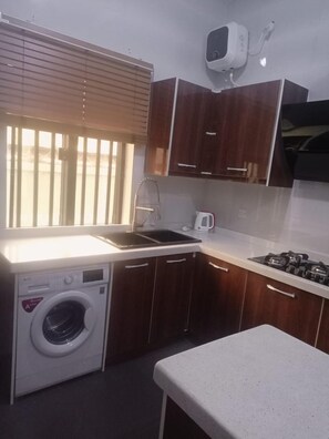 Maison | Cuisine privée | Réfrigérateur, micro-ondes, four, plaque de cuisson