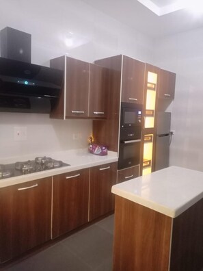 Maison | Cuisine privée | Réfrigérateur, micro-ondes, four, plaque de cuisson