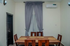 Casa | Cocina privada | Refrigerador, microondas, horno y parrilla de estufa 