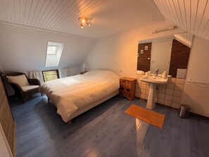 4 sovrum, skrivbord, strykjärn/strykbräda och resesäng