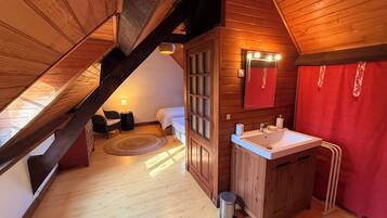 4 Schlafzimmer, Schreibtisch, Bügeleisen/Bügelbrett, Reisekinderbett