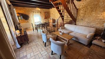 TV connectée, cheminée, jeux vidéo, table de tennis de table