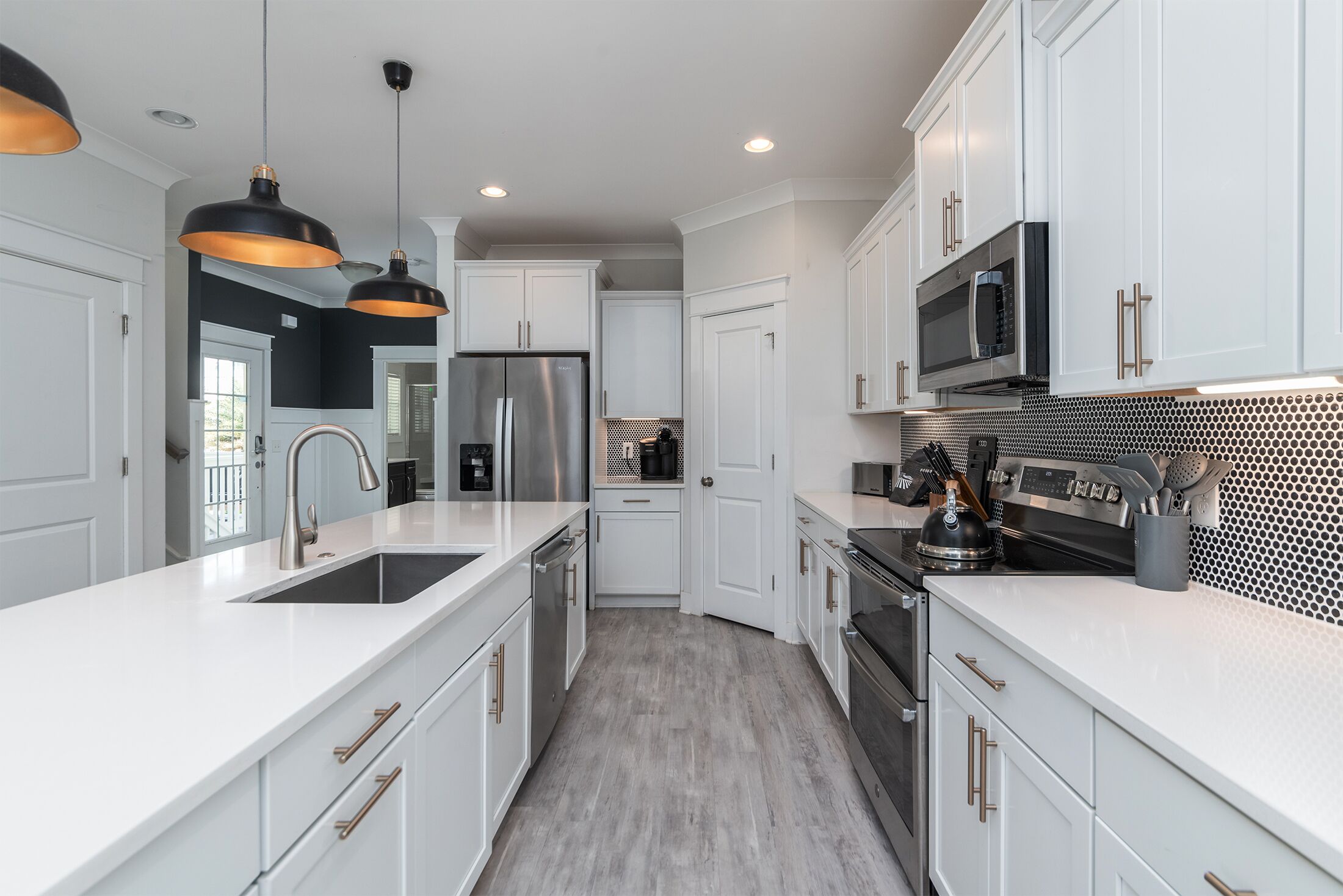 New Luxury Kid Friendly Home with elevator, pool, short walk to beach