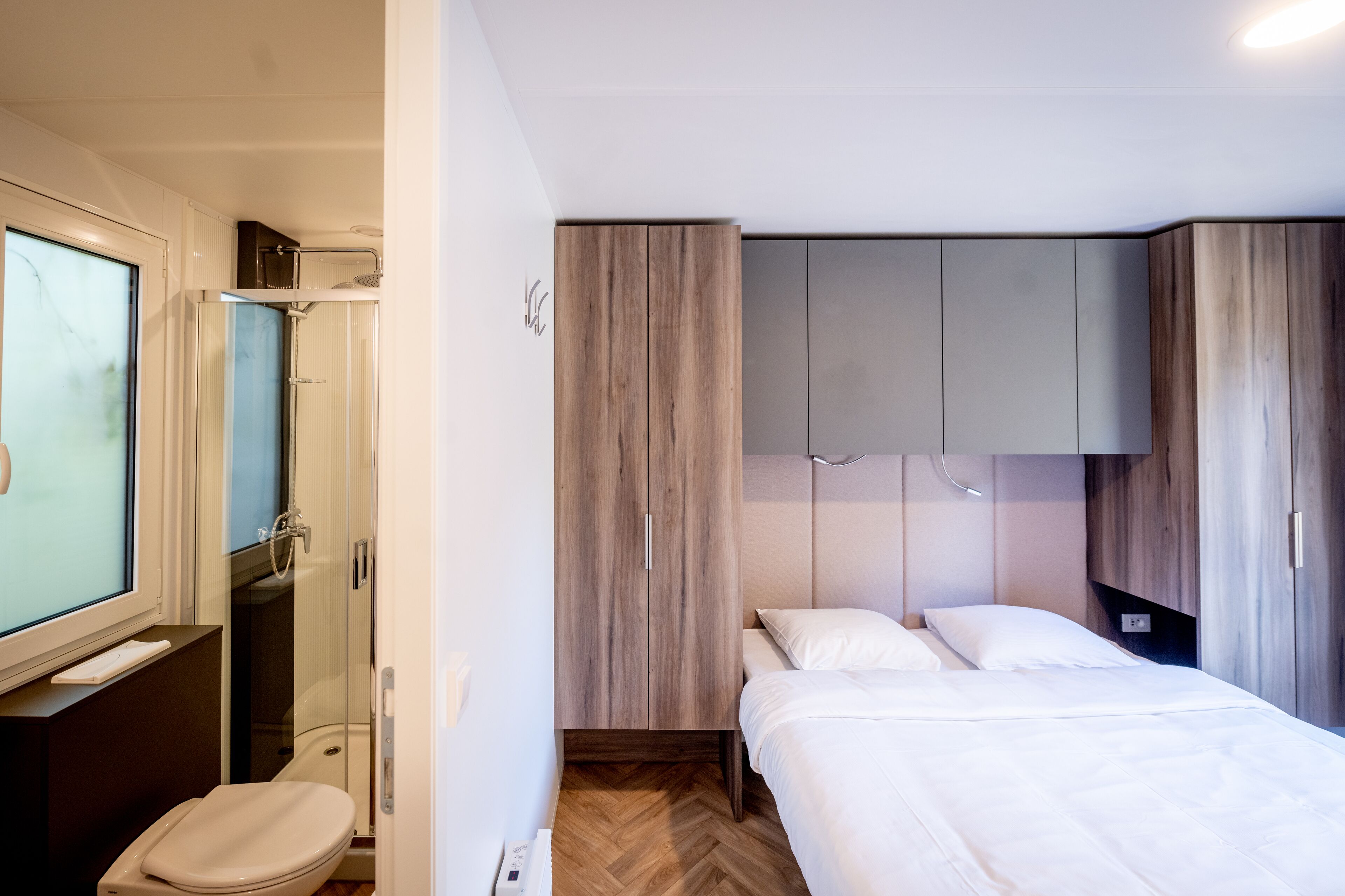 Familie-bungalow | Sengetøy av topp kvalitet, dundyner og skrivebord for bærbar PC