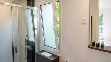 Luxury Bungalow | Bathroom | Shower, eco-friendly toiletries, towels, soap