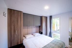 Premium bedding, down comforters, laptop workspace, blackout drapes - Urban Gardens Gent (Ghent)