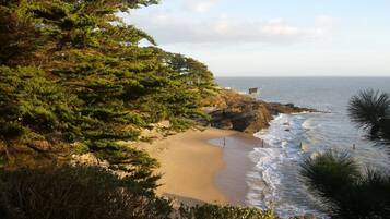 Plage à proximité, chaises longues