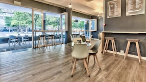 Un intérieur moderne avec un plancher en bois, de grandes fenêtres et une vue sur l’extérieur.