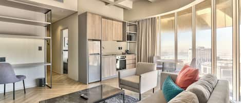 Escritorio, sistema de insonorización y tabla de planchar con plancha