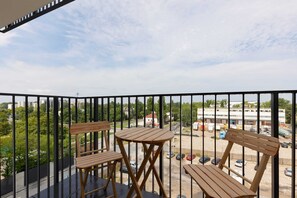 Outdoor dining - Kotsisa 8A | Stylish Apartment | Remote Work (Warszawa)