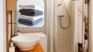 シャワー、ヘアドライヤー、タオル