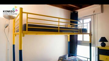 2 室のベッドルーム、デスク、WiFi、ベッドシーツ