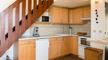 Een koelkast, een microgolfoven, een oven, een kookplaat