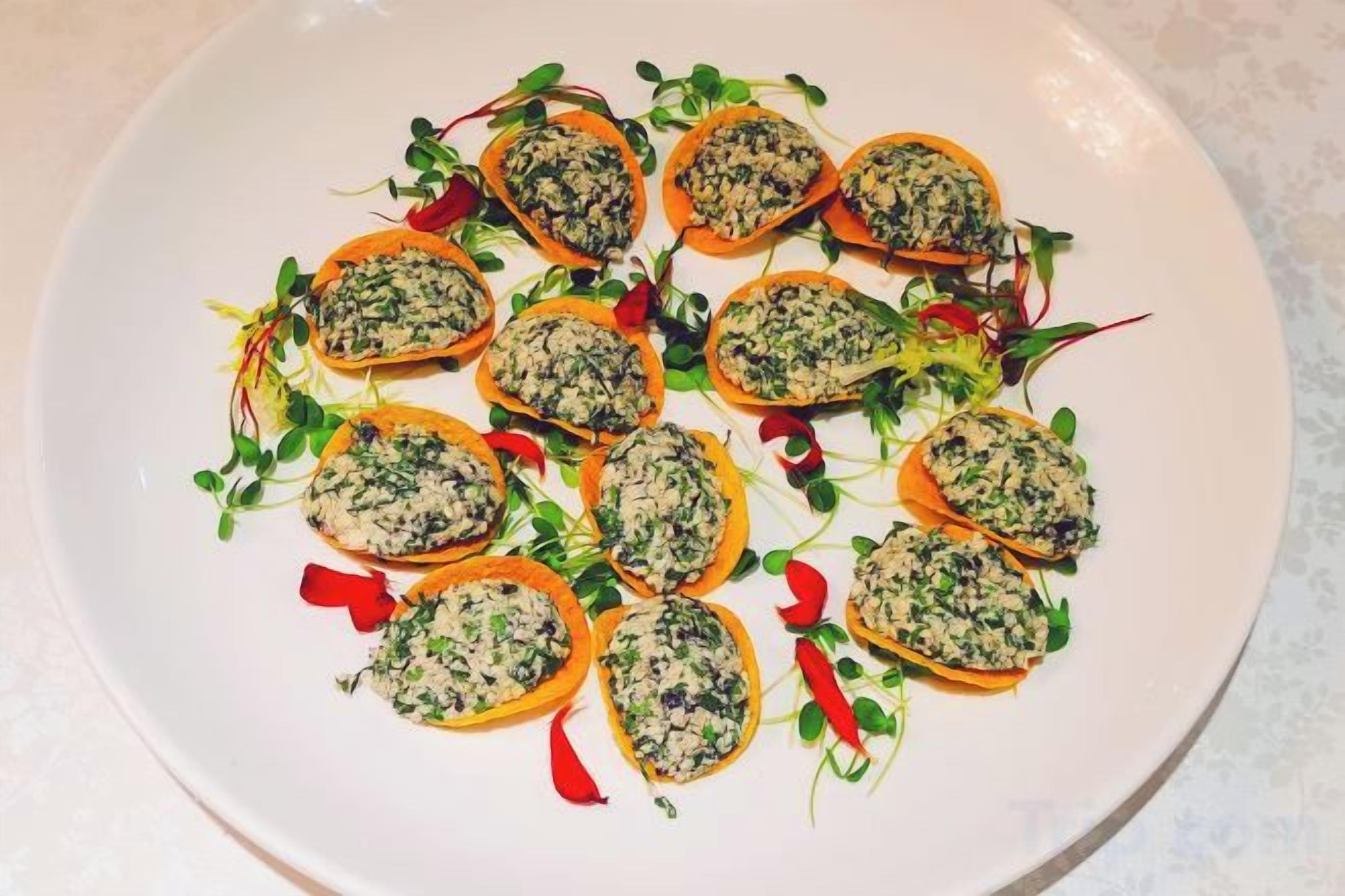 Plat de menjar amb fons blanc.