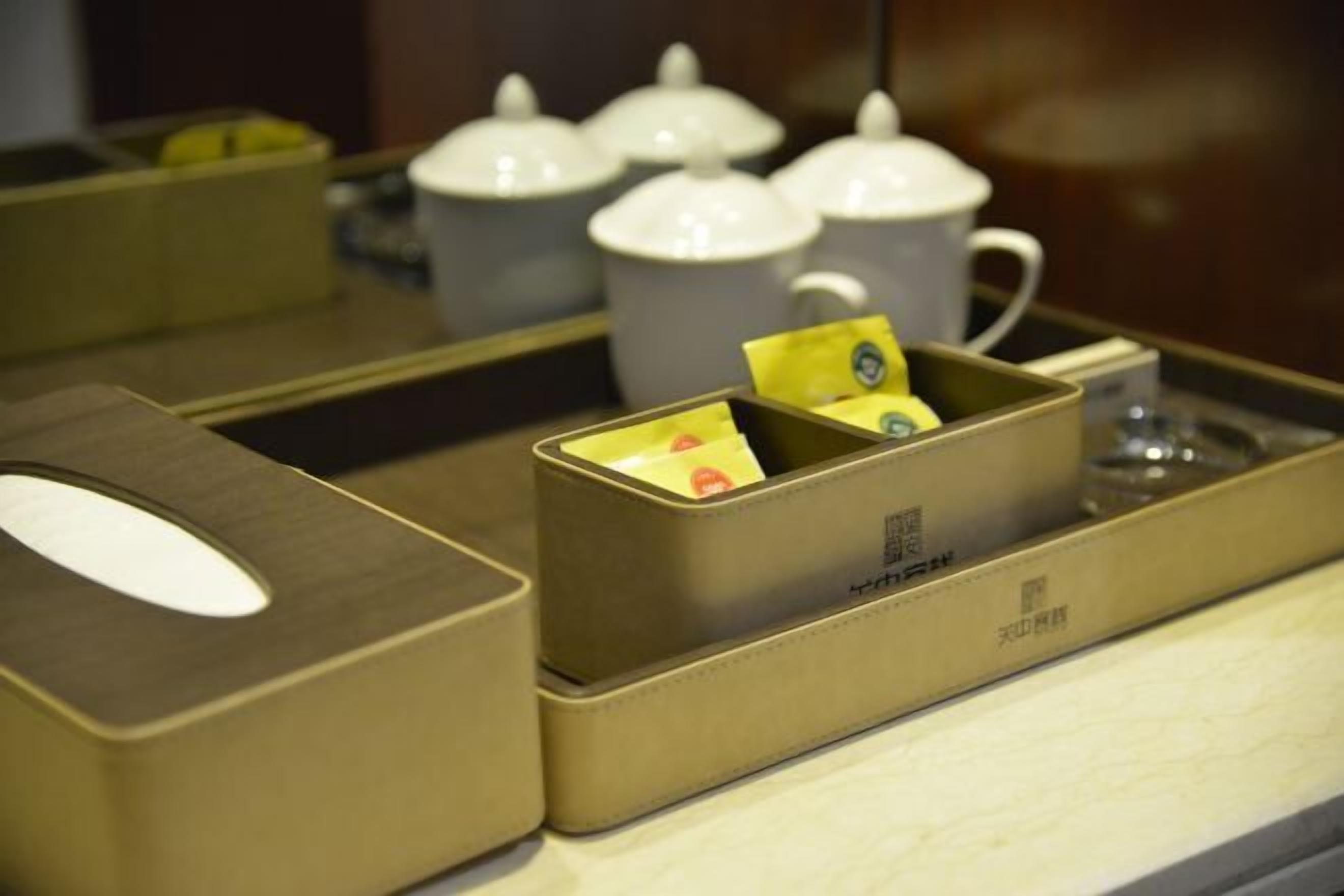 Habitación de hotel con minibar, servicio de té y cafetera.