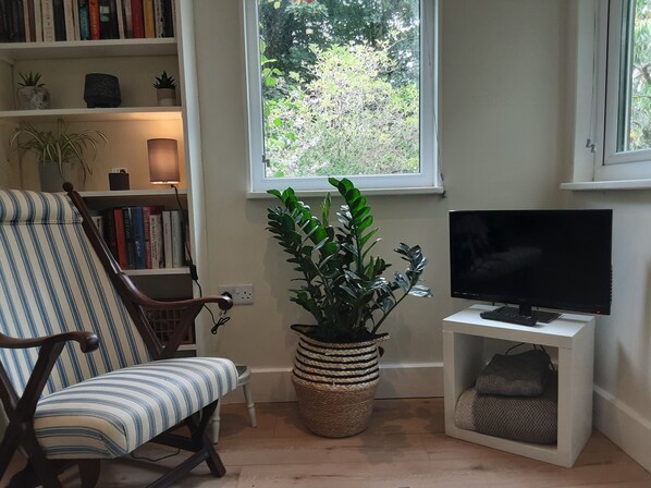 Cabin | Living room - Tranquil Wood Cabin set in a Beautiful Orchard (Penzance)