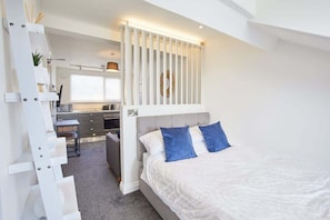 Tabla de planchar con plancha, wifi gratis y ropa de cama 