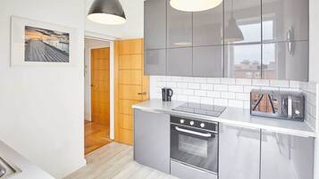 Een koelkast, een magnetron, een oven, een kookplaat