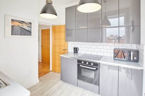 Kjøleskap, mikrobølgeovn, ovn og kokeplater