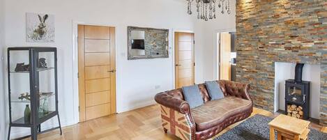 Flatskjerm-TV, peis og kontorer