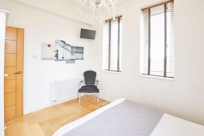 2 makuuhuonetta, silitysrauta/-lauta, ilmainen Wi-Fi, vuodevaatteet