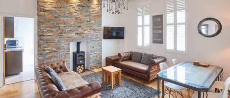 Fladskærms-tv, pejs, kontorer