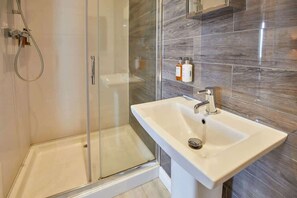 Dusj, hårføner, håndklær og såpe