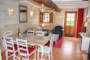 Televisio, takka, DVD-soitin, pöytätennispöytä