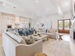 Smart-tv en een open haard