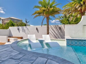 Una piscina al aire libre, una piscina climatizada