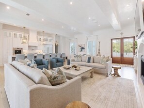 Smart TV, fireplace - Steps to the beach-8 bikes-Private pool/Heat option & hot tub `Hacienda Blanca` (Rosemary Beach)