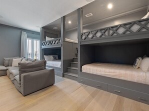 6 bedrooms, desk, iron/ironing board, free WiFi - Steps to the beach-8 bikes-Private pool/Heat option & hot tub `Hacienda Blanca` (Rosemary Beach)