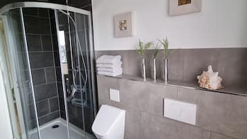 Dusche, Haartrockner, Handtücher, Seife