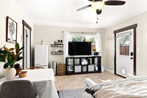 Een strijkplank/strijkijzer, gratis wifi, beddengoed