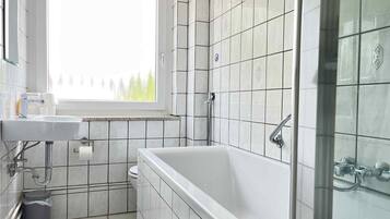 Duschwanne, Handtücher, Seife, Toilettenpapier