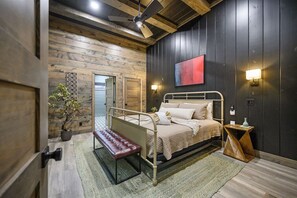 4 bedrooms, desk, iron/ironing board, WiFi