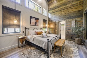 4 habitaciones, tabla de planchar con plancha, wifi y ropa de cama 