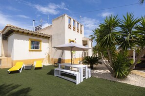 Outdoor dining - Beautiful independent villa with private pool in Lomas de Cabo Roig. (La Zenia)