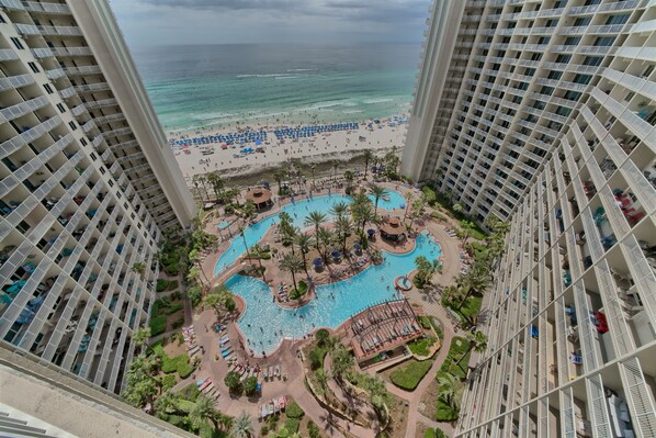 Alberca techada y alberca climatizada