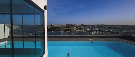 Piscina coperta, piscina all'aperto, lettini