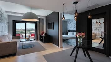 Deluxe-suite (Grand-Seaview) | Pengeskab på værelset, skrivebord, arbejdsområde til bærbare computere