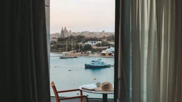 Una cassaforte in camera, una scrivania, postazione laptop