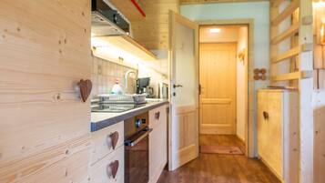 Jääkaappi, mikroaaltouuni, uuni, astianpesukone