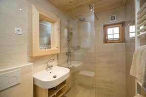 Douche, sèche-cheveux, serviettes fournies, savon